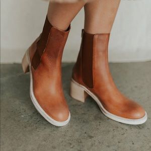 Free People Essential Chelsea Boots. Never worn, size 38.